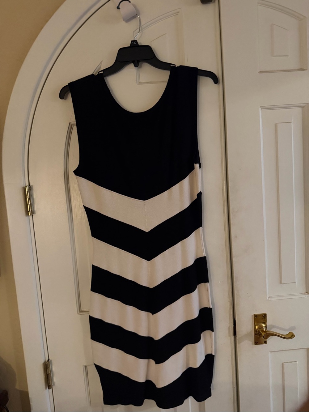 BRAND NWT GUESS BLACK & WHITE CHEVRON DRESS. SIZE XL WOMENS